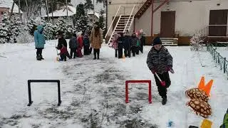 Игры на свежем воздухе."Кто быстрее забьет шайбу?