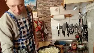 Солянка с копчеными колбасками.