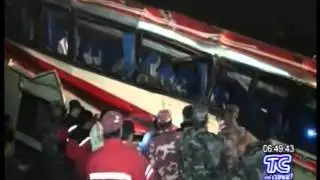 Bus de cooperativa deja víctimas mortales en Alausí