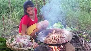 Frying Unique Pork Intestine using spicy recipe & Yummy for lunch 