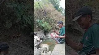 Mancing Ikan di kali yang jernih