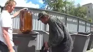 Два бомжа резанули раздутую кегу. Деб... Лы.