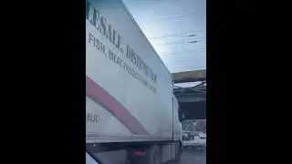 Фура не прошла туннельный мост в районе "Красного креста"