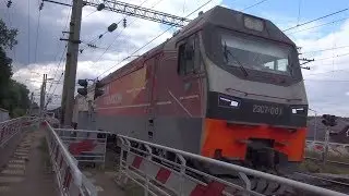 Электровоз 2ЭС7-001 с грузовым поездом