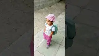 Это называется руки в брюки.Идем так из садика😂