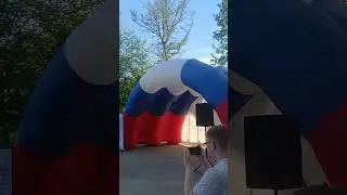 Международный день соседей 2024 отметили в четверг в  Рязани. Поёт Юрий Леонтьев.