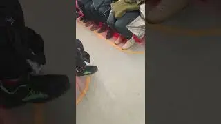 Профессиональные попрошайки в метро, очень хорошо поставленный голос .