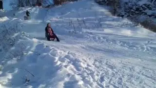 Катаемся на санках с горки. Зимняя прогулка.
