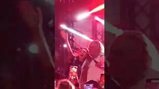 Бабы липнут прямо на сцене к певцу Пророку Санбою 