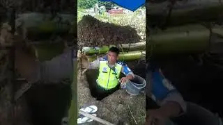 Viral!!! Polisi Ini Bantu Warga Gali Kubur