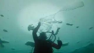 Der Versuch von Unterwasser ein Loch ins Eis zu machen
