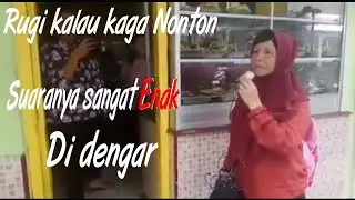 Pengamen ibu-ibu bersuara emas. Nyanyi lagu Shania Twain You're still the one