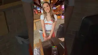 Hooters Waitress 😍 