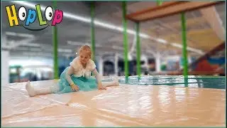 ELSA CAN DO THE SPLITS IN HOPLOP !!