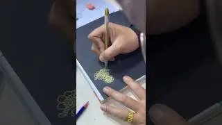 Mengerjakan tugas sekolah anak dengan ukiran henna