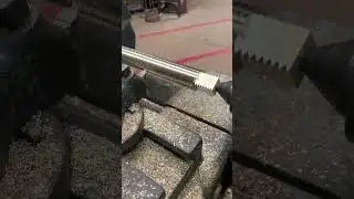 Нарезание метрической резьбы на латунной шпильке  #производство #shortvideo #работа