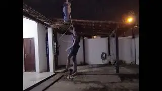Treino noturno de defesa e ataque. Vôlei.