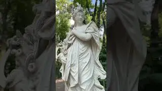 Полнолуние в солнечный день.
