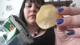 ASMR -  EATING CRISPS - CRUNCHY & CRINKLY PACKAGING BINAURAL SOUNDS - TINGLES