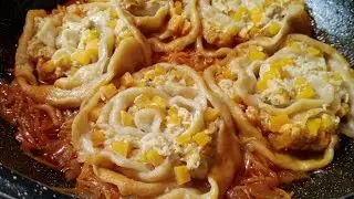 Манты с курицей, открытые на сковороде. Роза