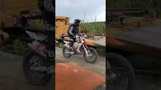Еще успевает позировать 😀
