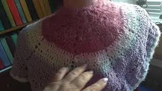 Knit a round cape or shawl from leftover Nako Paris yarn.
