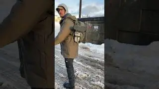 Зачем на рюкзаке стяжки? А чтоб носить тапки мля)