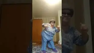 бабушка танцует 