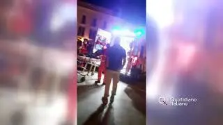 Bari, bottigliate in piazza Mercantile: lite familiare illuminata dai fuochi d'artificio