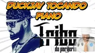 Duckjay mostra seu talento tocando piano