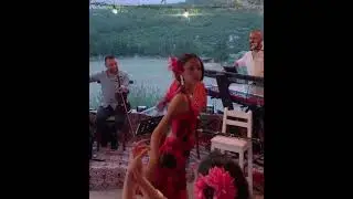 Zeynep Bastık doğum gününde döktürüyor