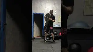 Круговая тренировка с блином для боксера