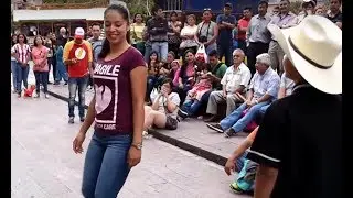 Zapateando el Caballito con el Trío Tordo Huasteco en el centro de SLP