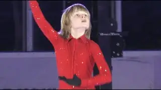 Alexander Plushenko rejoices at the 2,5 axel in a difficult approach.