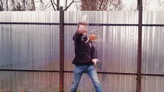 Каратэ - пустая рука. В каратэ рука - это оружие. Красочная демонстрация оружия каратэ.