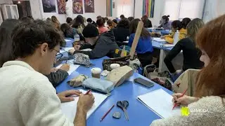 Alumnos de diseño de moda e indumentaria desarrollando arte