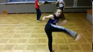 Девочка 12 лет на тренировке по капоэйра.