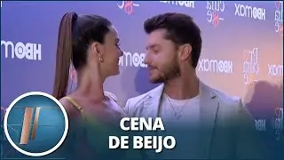 Klebber Toledo sobre beijar Camila Queiroz em cena: “Como é que beija técnico a minha esposa?”