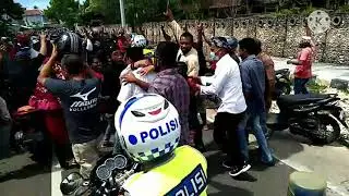 USAI DEBAT, HALIANA TURUN JALAN KAKI BERSAMA SIMPATISANNYA