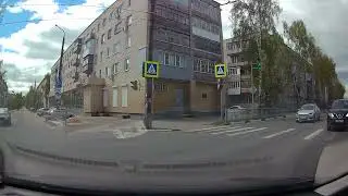 При развороте на перекрёстке убеждайтесь на 100% что встречное движение отсутствует по всем полосам.
