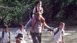 ISMET ISHAK POLISI HEBAT SETIAP HARI MENYEBERANGI KALI UNTUK MENGANTAR ANAK ANAK SEKOLAH