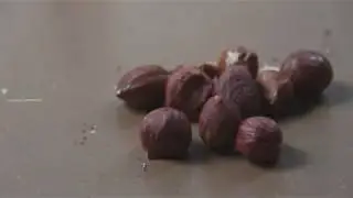 Как быстро разбить орех-фундук!!
