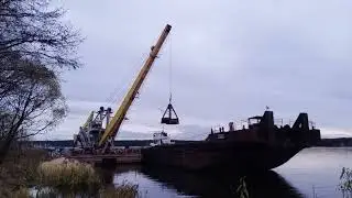 Тверская область. Кран разгружает баржу. Причал Устье реки Топорок.