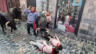 y que nos pegan una revocada los toros en Pamplona España Camilucy