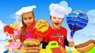 Angelina and Alex play a restaurant and cook toy food