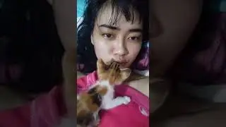 WOW! Model Ini Cuma Pakai Selimut Di Kamar Pribadinya