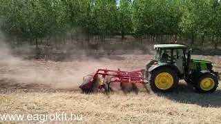 Helti 2.2-es szántóföldi kultivátor az EAgro Kft-től +John Deere 6100 traktor. Kellene az eső :/