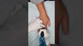 Тату змеи на пальце