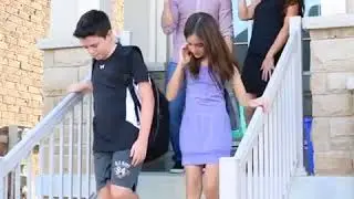 Родители провожают детей в школу 1 сентября