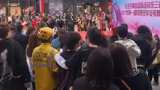 镜头下无所不能的外卖小哥，有的骑马送餐，有的掌勺炒菜，有的被街头钢管舞迷住。